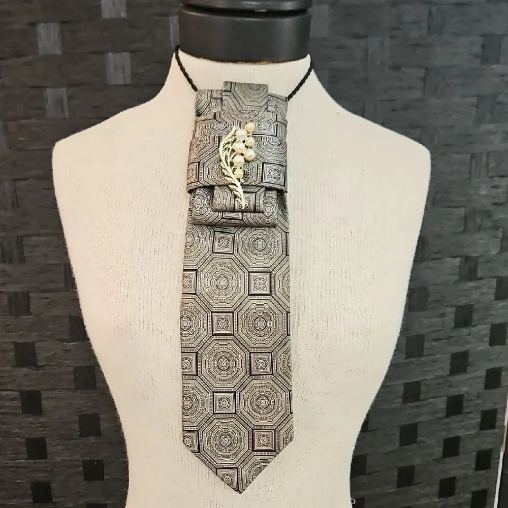 NWT Jos A Bank Silk Geometric Patterned Statement Tie Necklace Gold Accent Brooc